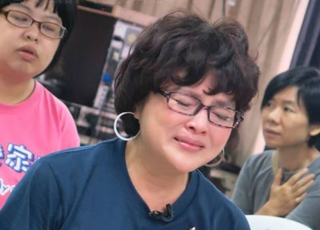 誤信民俗療法害慘自己！紀寶如「摔倒後找師傅喬遇驚魂」今拄拐杖首露面　包石膏3個月「親還原被折腿慘況」