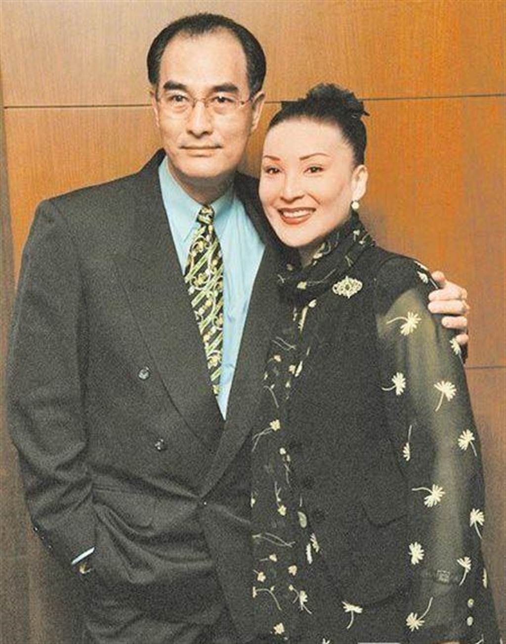 離婚23年完全斷交！陳莎莉前夫「是元老級小生」赴陸經商有成　再交小16歲女友「74歲近況曝光」