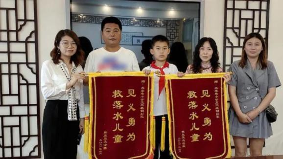 平民小英雄！11歲少年游泳池旁「見3歲童倒栽蔥」立刻跳進池裡　「全程冷靜迅速」成年人都佩服：太帥了