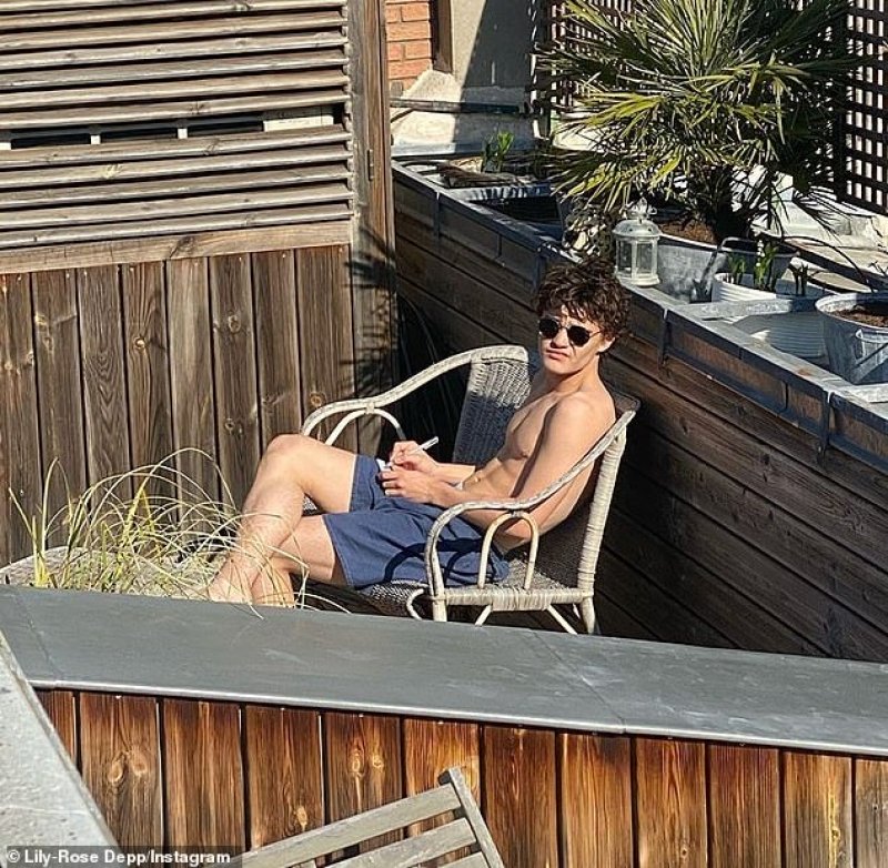 強尼戴普兒子長大了！23歲「電眼帥氣正臉」近照曝光　 遺傳老爸高顏值「還有六塊腹肌」超優質❤️