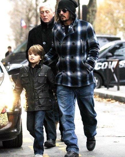 強尼戴普兒子長大了！23歲「電眼帥氣正臉」近照曝光　 遺傳老爸高顏值「還有六塊腹肌」超優質❤️