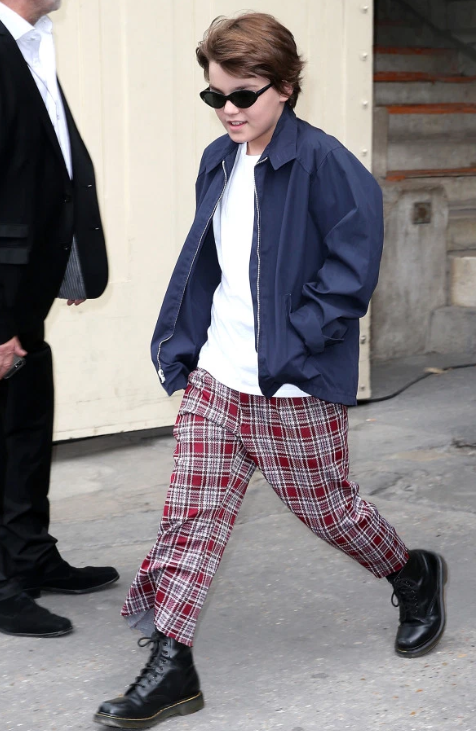 強尼戴普兒子長大了！23歲「電眼帥氣正臉」近照曝光　 遺傳老爸高顏值「還有六塊腹肌」超優質❤️