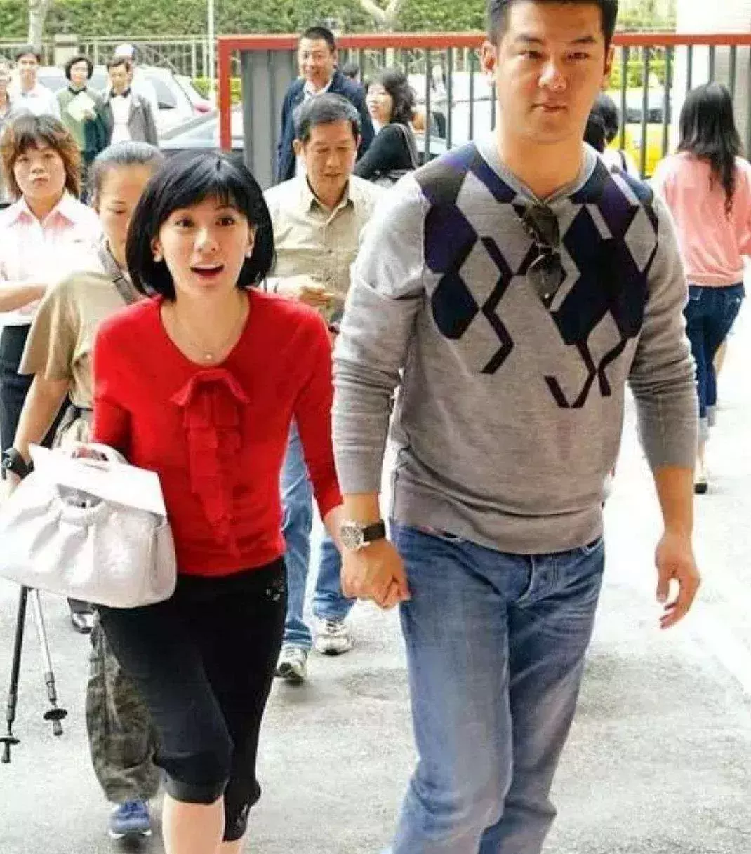 用愛逆風翻盤！離婚9年賈靜雯「放下恨意」 與前夫同框　為了報復「反大賺一筆」 