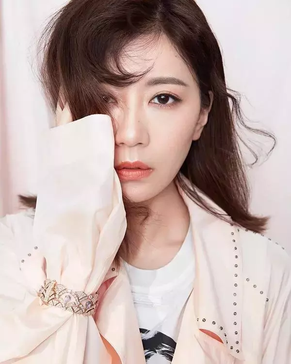 用愛逆風翻盤！離婚9年賈靜雯「放下恨意」 與前夫同框　為了報復「反大賺一筆」 