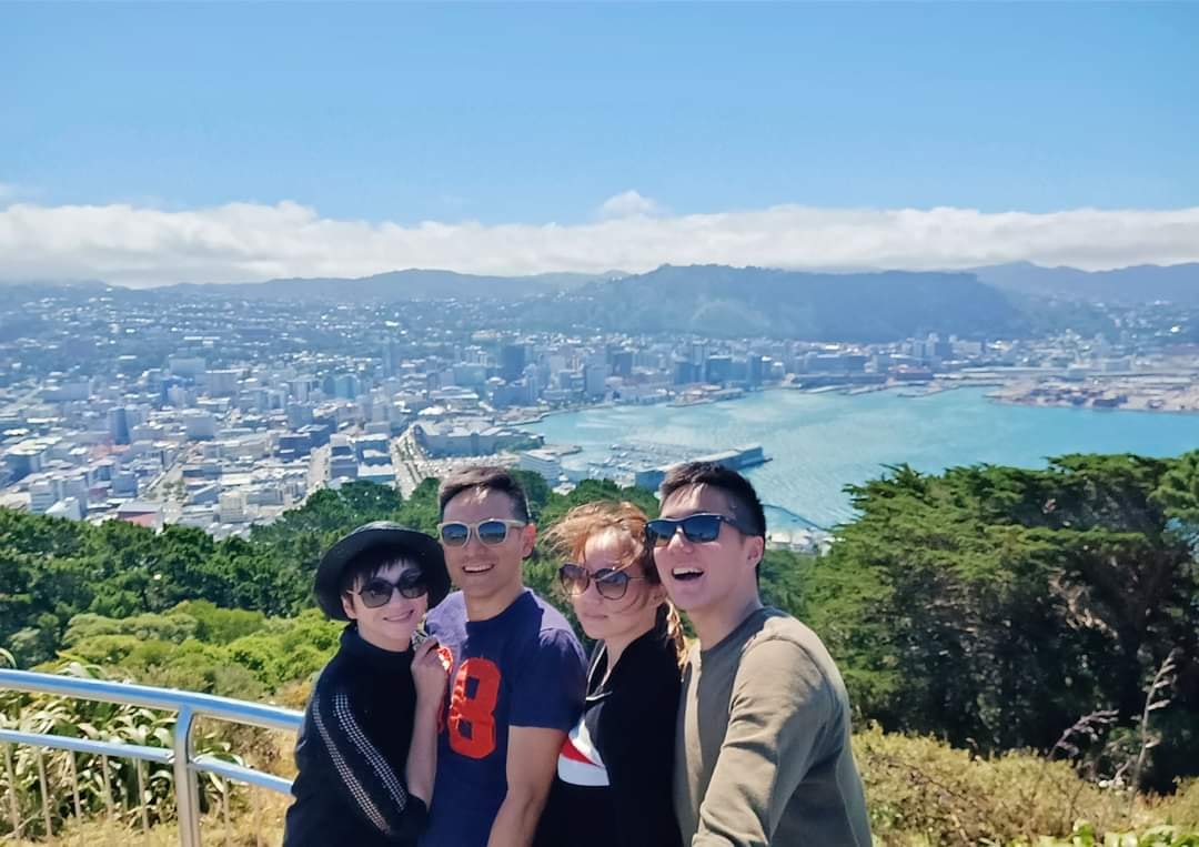 再忙，孩子也要自己顧！岑永康夫妻輪班合作「全時間帶孩子」從沒補習　砸千萬「送兒女赴紐西蘭念書」再累也值得