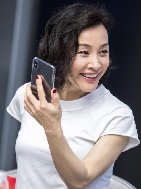 認了容顏衰老！《末代皇帝》陳沖「60歲身材凹凸有致」美得優雅　「照鏡子發現變老又怎樣」：最怕不懂欣賞自己
