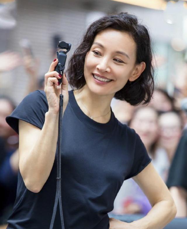 認了容顏衰老！《末代皇帝》陳沖「60歲身材凹凸有致」美得優雅　「照鏡子發現變老又怎樣」：最怕不懂欣賞自己