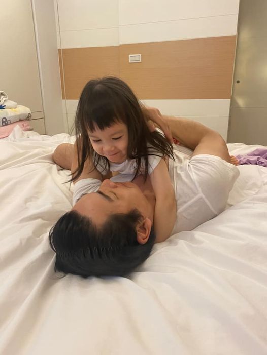 防疫宅家1打2！伊正「包辦2愛女從早到晚」父女合作像闖關　當女兒奴「喜獲得第2號身份」慈父笑喊好滿足