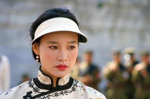 認了容顏衰老！《末代皇帝》陳沖「60歲身材凹凸有致」美得優雅　「照鏡子發現變老又怎樣」：最怕不懂欣賞自己
