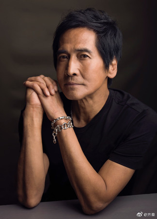 挺鮪魚肚現身！61歲齊秦「蒼老模樣瘋傳」網唏噓：歲月不饒人　被酸落魄接商演「價碼曝光狠打臉」