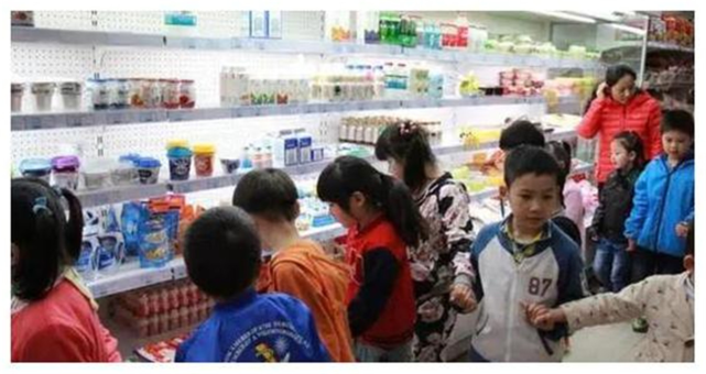 孩子口渴打開飲料！媽媽超市櫃檯前結帳「遭要求10倍賠償」　她不服「理性討公道」負責人出面道歉