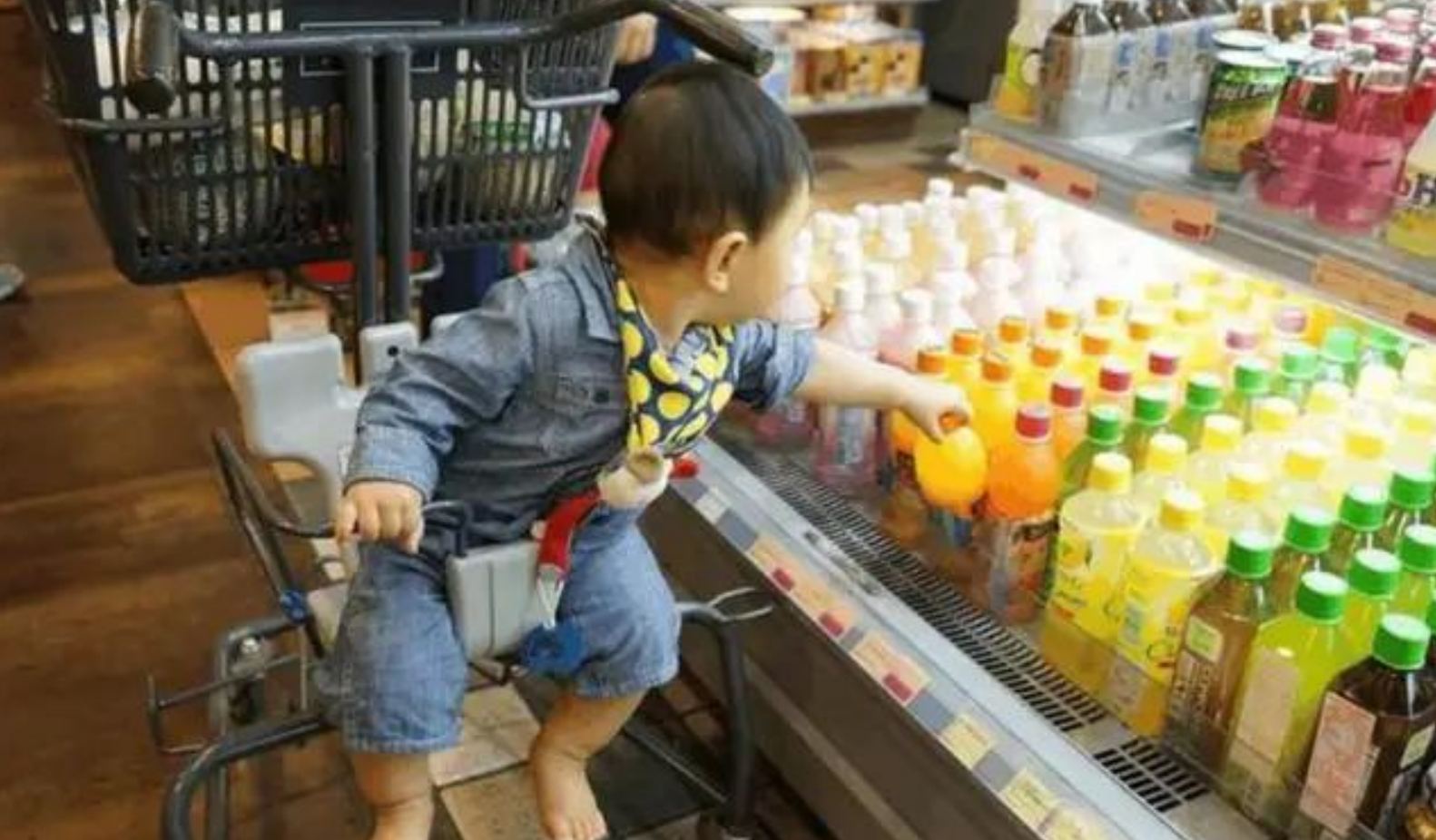 孩子口渴打開飲料！媽媽超市櫃檯前結帳「遭要求10倍賠償」　她不服「理性討公道」負責人出面道歉