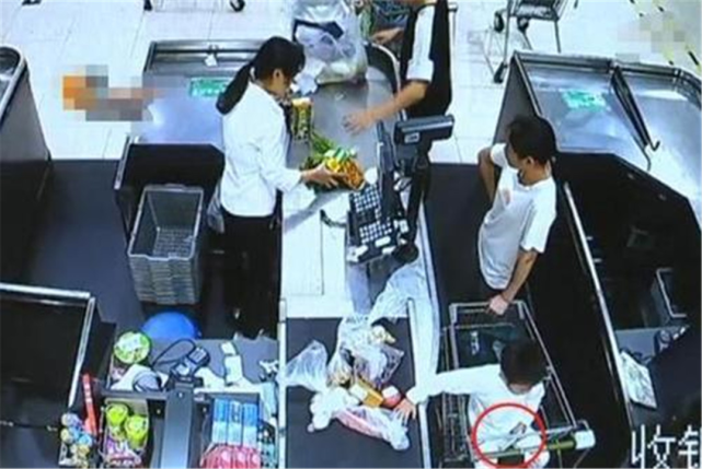 孩子口渴打開飲料！媽媽超市櫃檯前結帳「遭要求10倍賠償」　她不服「理性討公道」負責人出面道歉
