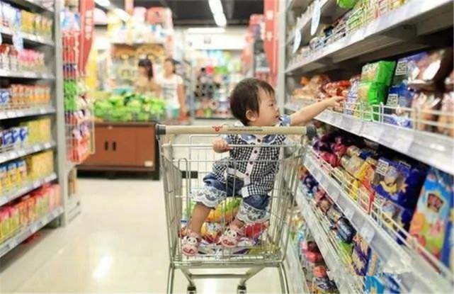 孩子口渴打開飲料！媽媽超市櫃檯前結帳「遭要求10倍賠償」　她不服「理性討公道」負責人出面道歉