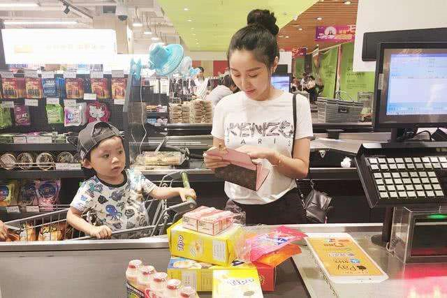孩子口渴打開飲料！媽媽超市櫃檯前結帳「遭要求10倍賠償」　她不服「理性討公道」負責人出面道歉
