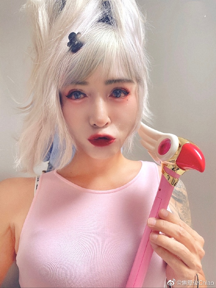 女兒奴再進化！焦恩俊為愛女「塞假胸穿女裝亮相」撩人造型全網瘋狂　毫不介意「再曝驕傲心聲」獲封完美老爸