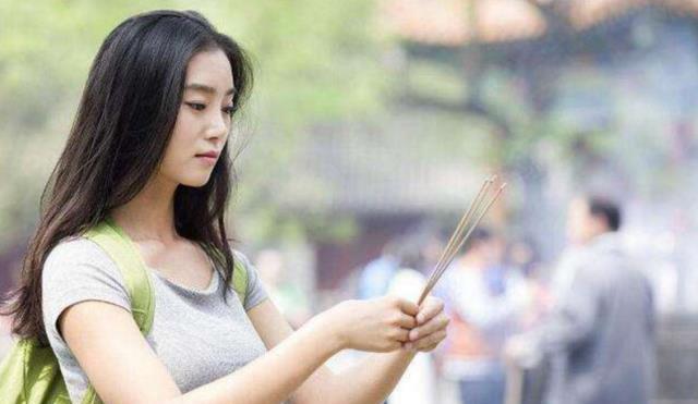 上香的根數有講究！「3根 6根 9根」含義不同　不懂「別亂拜」否則祈福變觸霉頭