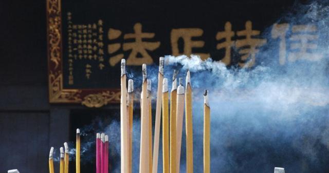 上香的根數有講究！「3根 6根 9根」含義不同　不懂「別亂拜」否則祈福變觸霉頭