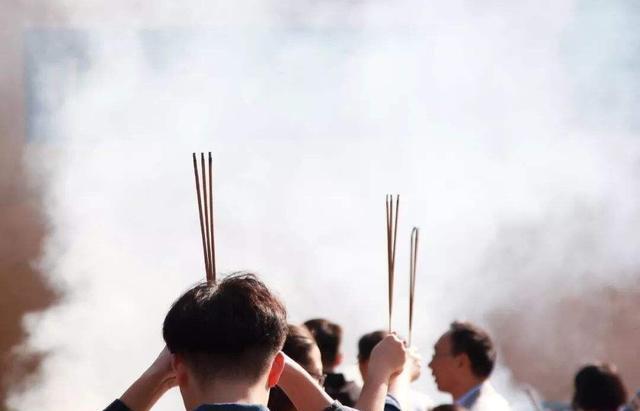 上香的根數有講究！「3根 6根 9根」含義不同　不懂「別亂拜」否則祈福變觸霉頭