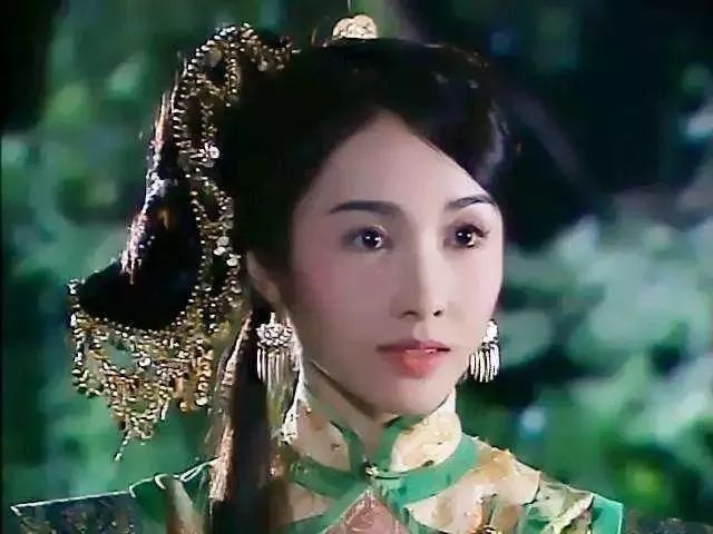 出生豪門變落魄千金！為救弟弟「嫁給大15歲殘疾富豪」　連生3女「換夫姓」退圈13年風采依舊