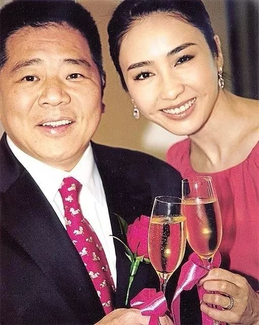 出生豪門變落魄千金！為救弟弟「嫁給大15歲殘疾富豪」　連生3女「換夫姓」退圈13年風采依舊