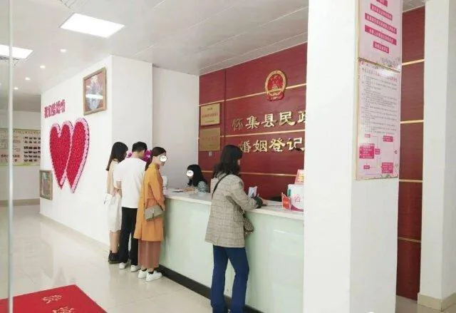 結婚當天去領證！被工作人員提醒「女友鞋帶鬆了」　男子「低頭一看」立刻跑出門悔婚
