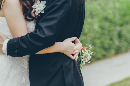 結婚當天去領證！被工作人員提醒「女友鞋帶鬆了」　男子「低頭一看」立刻跑出門悔婚