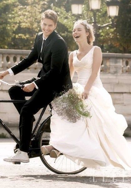 結婚當天去領證！被工作人員提醒「女友鞋帶鬆了」　男子「低頭一看」立刻跑出門悔婚