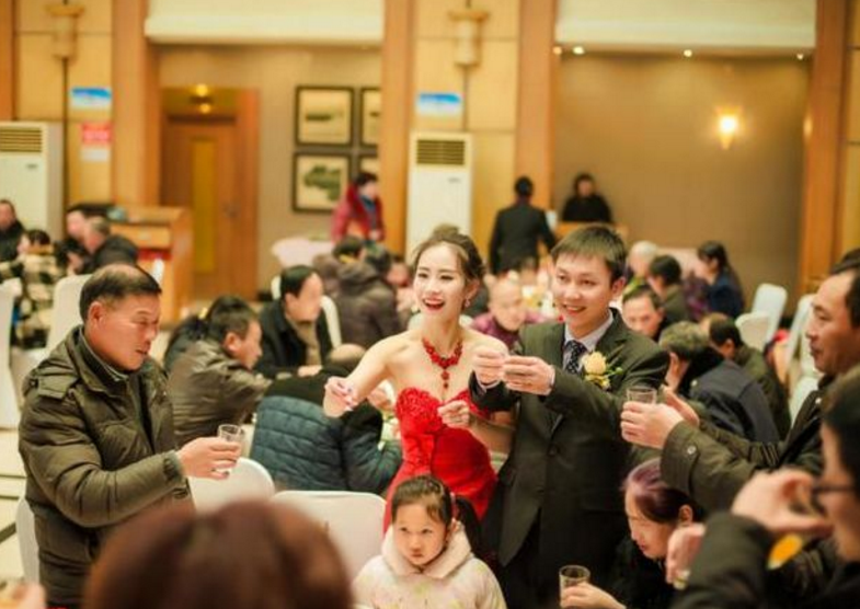 真丟人！撿破爛老人「在婚宴上蹭吃蹭喝」　新郎大發雷霆「新娘卻感激涕零」