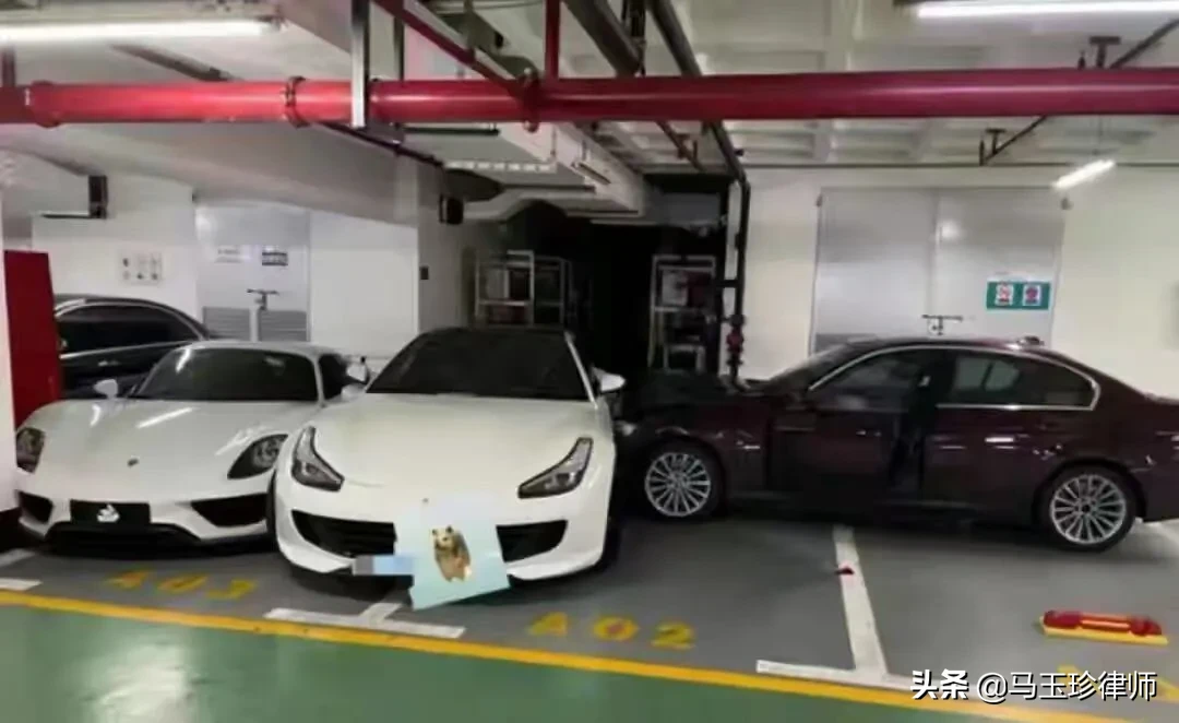 曾跟鄰居起口角！停車場女子「開BMW連撞2台千萬名車」下車超淡定　一時衝動「慘痛代價出爐」網：不值得