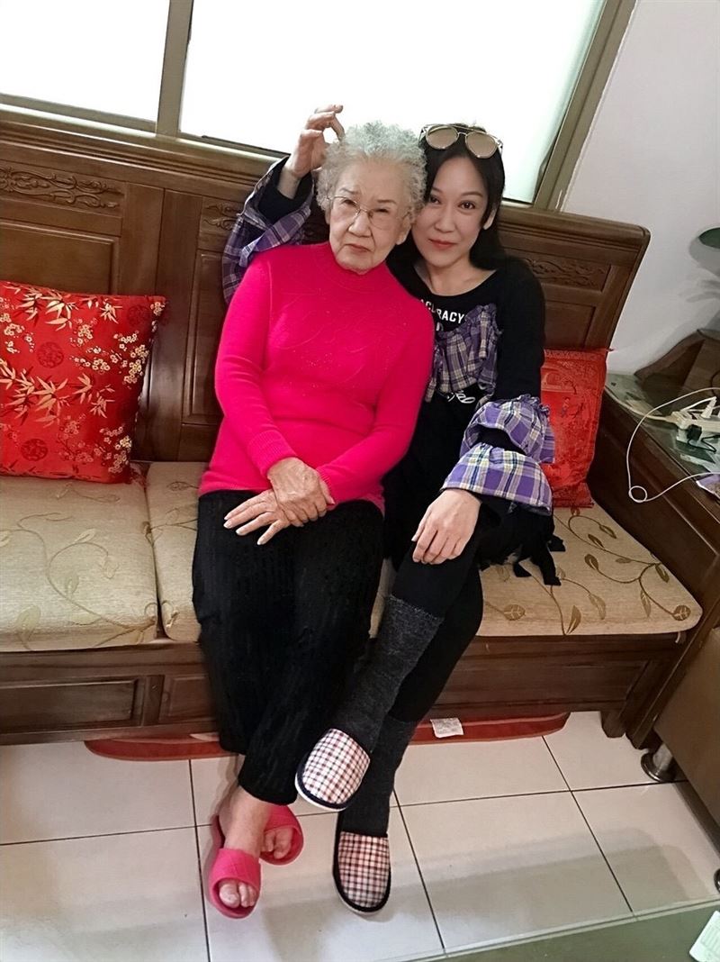 紅了26年！《愛江山更愛美人》原唱「以60歲為榮」：此刻的我最美麗 　摯愛媽媽離開心痛喊話「愛江山更愛媽媽」