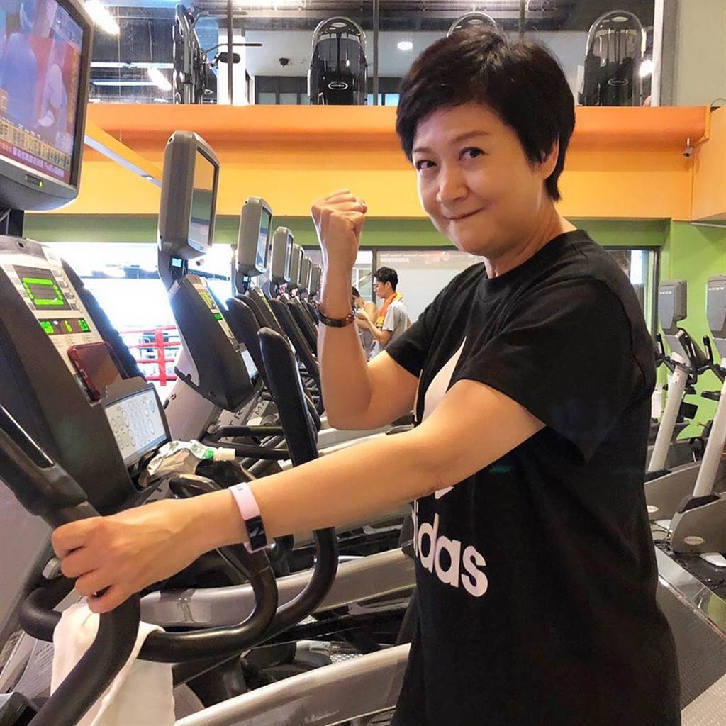 年輕10歲不復胖！崔佩儀「幸福肥48→84公斤」健檢全紅字　半年鏟20公斤「56歲素顏近照」超逆齡