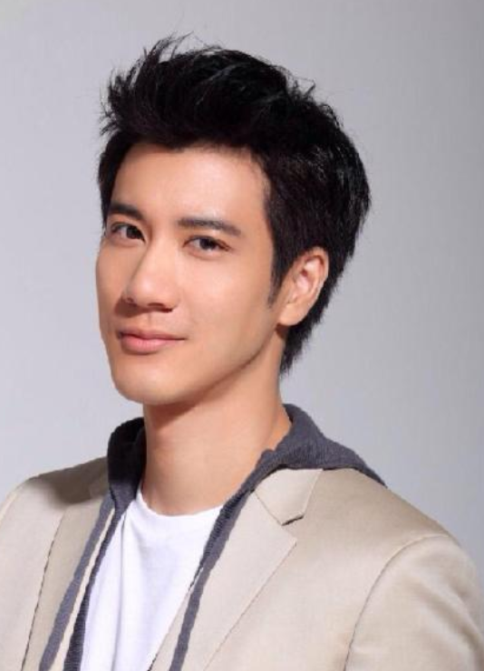 到底經歷了什麼？王力宏近照「變絡腮鬍大叔」　長頭髮滄桑「認不出」網驚：金城武也留過