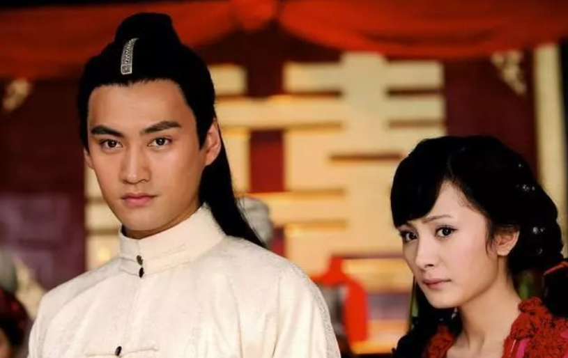 到底經歷了什麼？王力宏近照「變絡腮鬍大叔」　長頭髮滄桑「認不出」網驚：金城武也留過