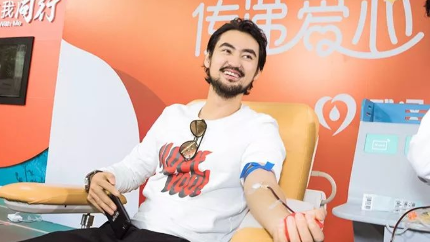 到底經歷了什麼？王力宏近照「變絡腮鬍大叔」　長頭髮滄桑「認不出」網驚：金城武也留過