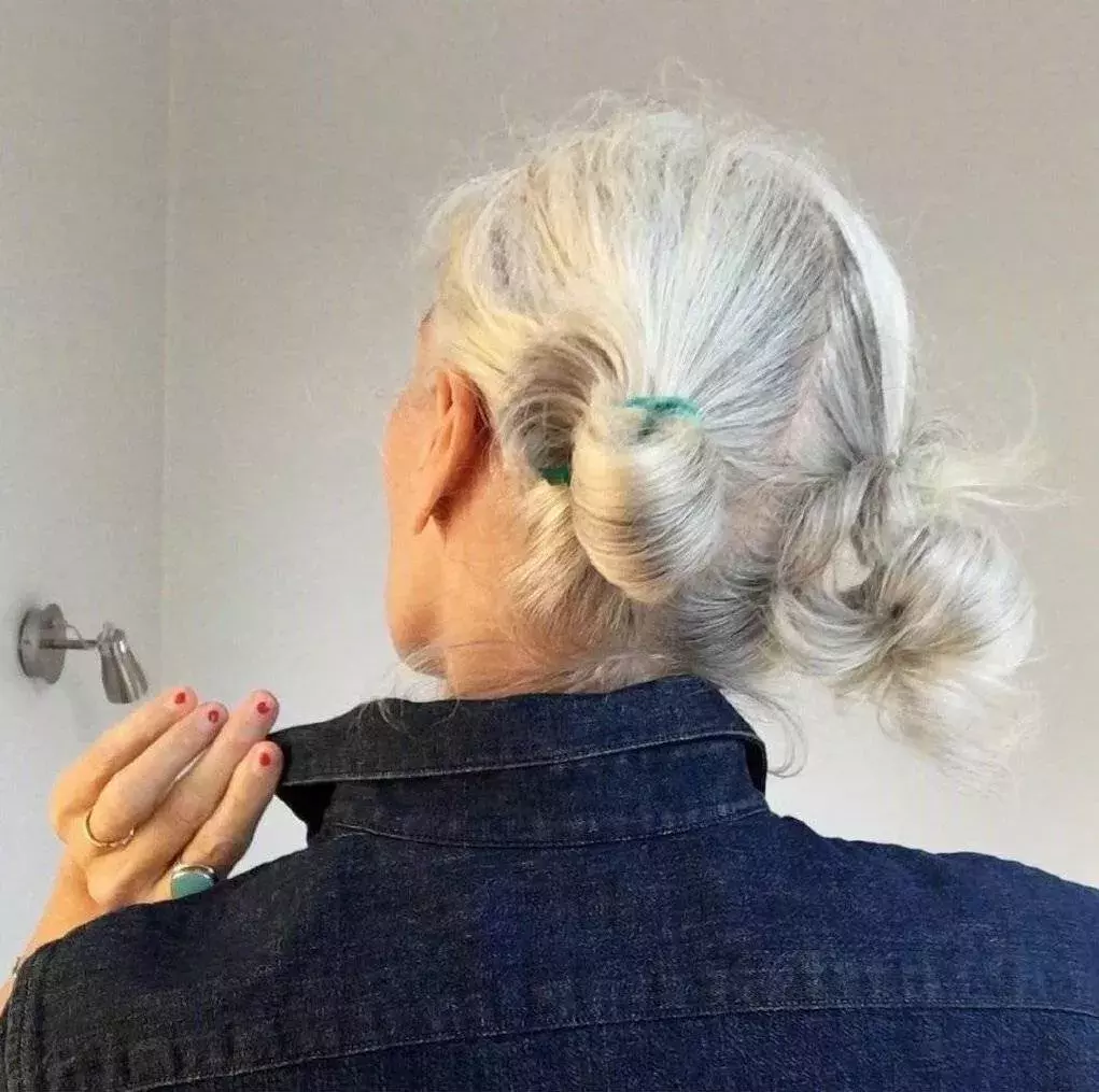 她18歲一夜白頭！轉念當「禮物」活出自我　60歲「騎機車旅行」透露最高級年齡觀       