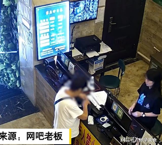 老奶奶「一個人每天報到網咖看劇」持續了1年　店長好奇詢問「奶奶家其實有電視」真正原因超心酸