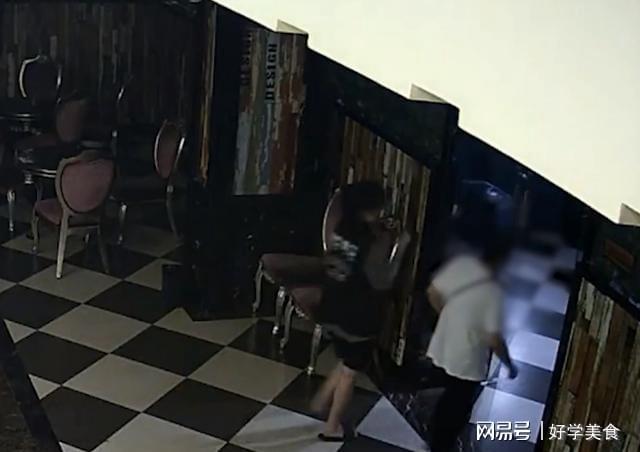 老奶奶「一個人每天報到網咖看劇」持續了1年　店長好奇詢問「奶奶家其實有電視」真正原因超心酸