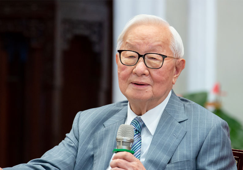 張忠謀喜迎91大壽！「退休3年近況曝光」把時間留給太太　「每月保持念兩本英文書」70年從不停歇