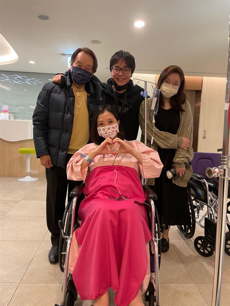 幫兒媳顧孩子！張魁「宅家當阿公生活曝光」樂把金孫寵成小霸王　李亮瑾「抱兒抱出媽媽手」痠痛貼布變媽媽日常