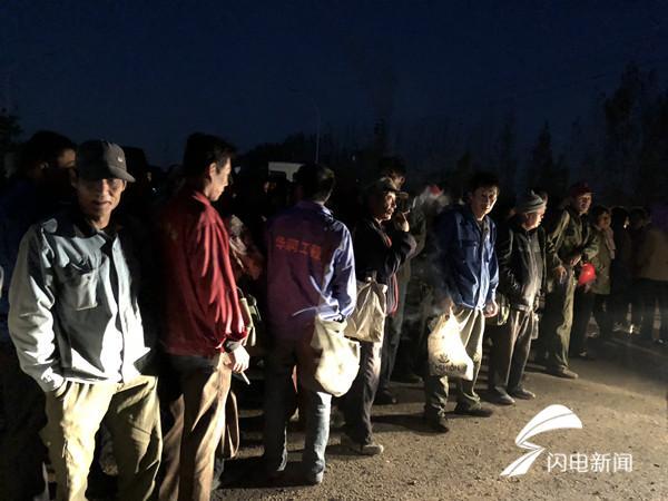 51歲工人圓夢大學路！日間養家夜間苦讀，成績優異畢業後即刻重返工地