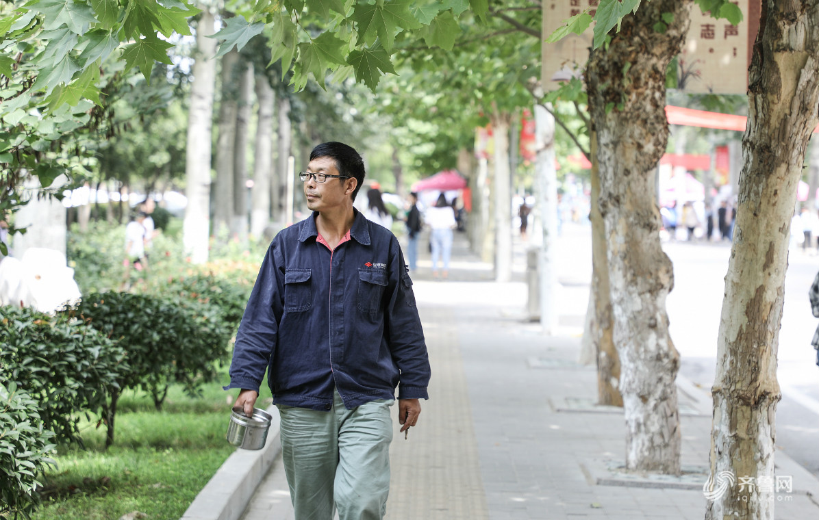 51歲工人圓夢大學路！日間養家夜間苦讀，成績優異畢業後即刻重返工地