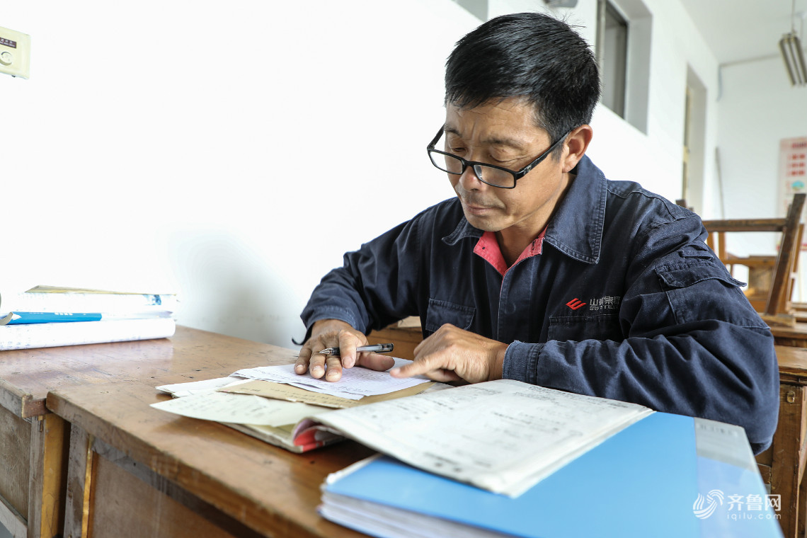 圓了30年的遺憾！51歲工人考大學「白天養家晚上上課」　成績優異「畢業後第一時間回工地」：心滿意足