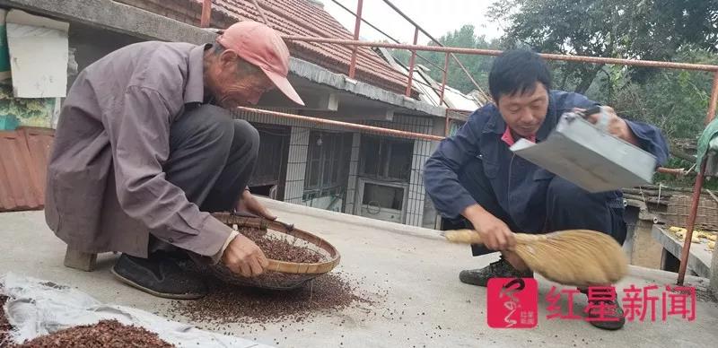圓了30年的遺憾！51歲工人考大學「白天養家晚上上課」　成績優異「畢業後第一時間回工地」：心滿意足