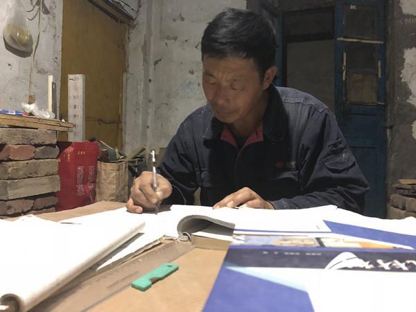 圓了30年的遺憾！51歲工人考大學「白天養家晚上上課」　成績優異「畢業後第一時間回工地」：心滿意足