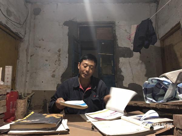 圓了30年的遺憾！51歲工人考大學「白天養家晚上上課」　成績優異「畢業後第一時間回工地」：心滿意足