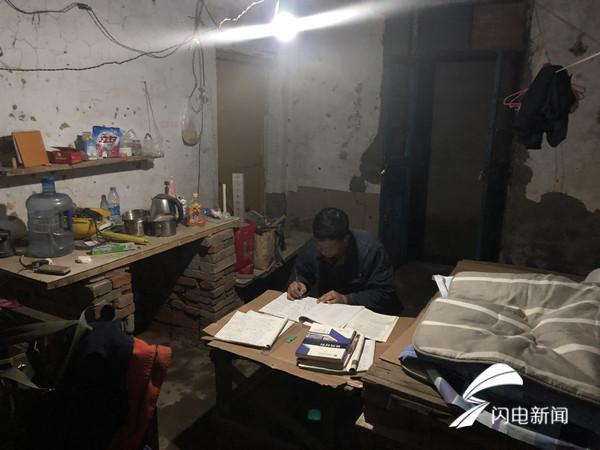 圓了30年的遺憾！51歲工人考大學「白天養家晚上上課」　成績優異「畢業後第一時間回工地」：心滿意足