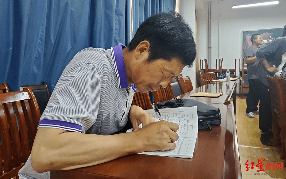 圓了30年的遺憾！51歲工人考大學「白天養家晚上上課」　成績優異「畢業後第一時間回工地」：心滿意足