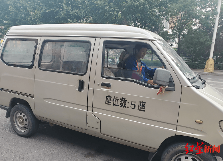 51歲工人圓夢大學路！日間養家夜間苦讀，成績優異畢業後即刻重返工地