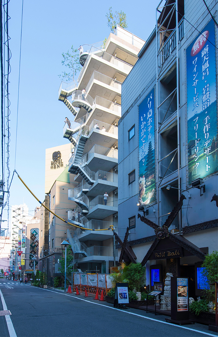 別出心裁的設計！日本飯店「樓梯故意蓋外面」反而成賣點　置身其中「看出去視野美翻」難怪會爆紅